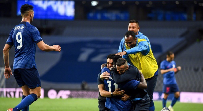 包含中超今夜走向成谜，勒沃库森远射贴柱，气氛紧张，数据趋势出现新变化的词条